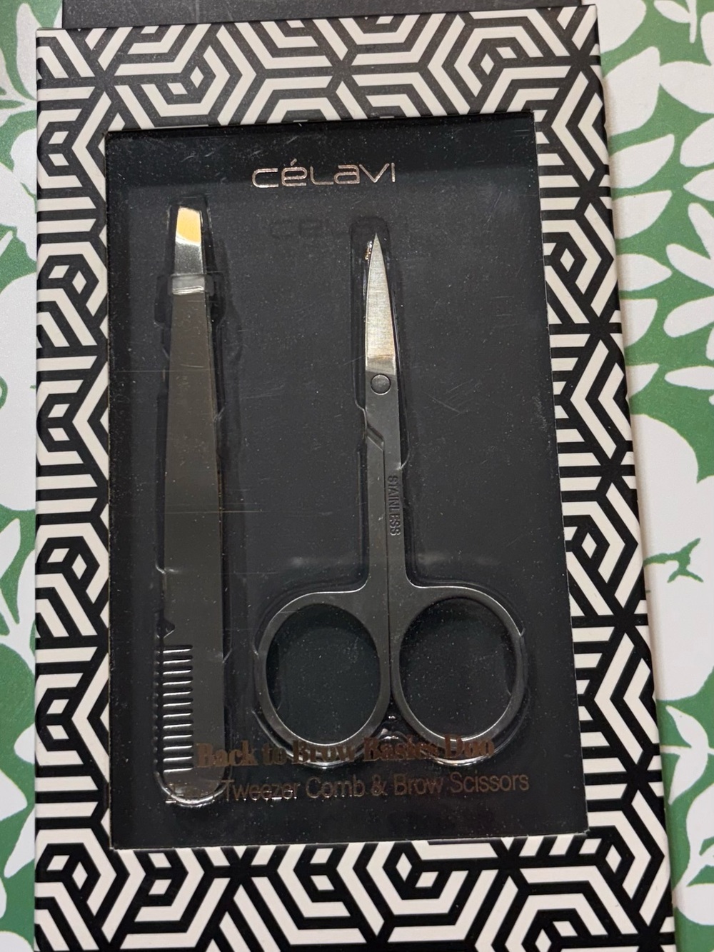 Célavi Black Tweezers, Comb & Brow Scissors Grooming Set